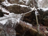 がま谷の雄滝も凍っている