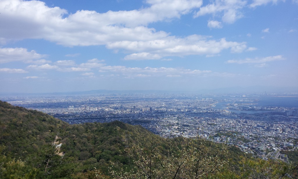 六甲山系の東端に位置するため遮る山はなく晴れていれば大阪平野を一望できます。