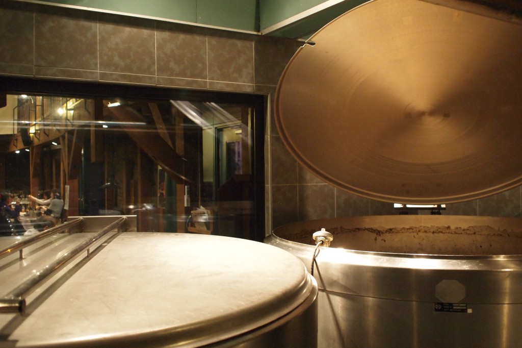 上面醗酵中のビール 麦芽を絞ったものをこの桶（１５００リットル）で自然醗酵させる。 写真ものものは醗酵４日目で醗酵初日ならモコモコと泡があふれ、職人が余分な泡を丁寧に取り除いてビールを製造していくようです。
