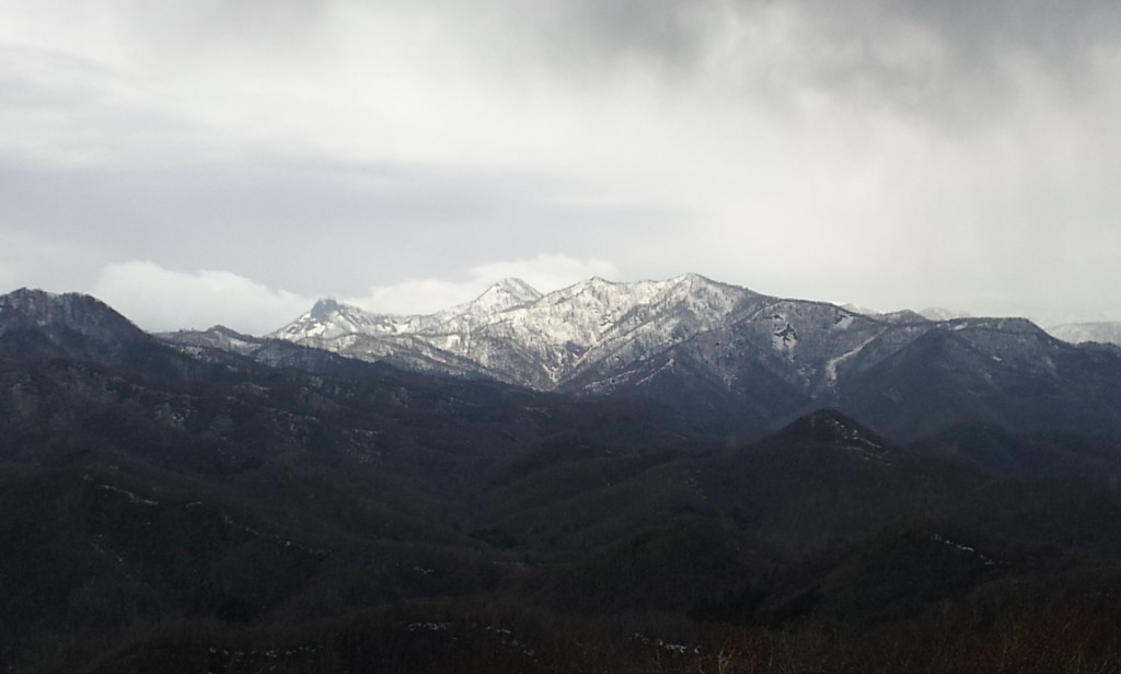 山頂の展望台から見る 手稲・神威岳の山頂付近には豊富な雪が残っています。 へなちょこスキー馬鹿の管理人は、まだまだスキーできるんじゃないの？と涎が出てしまいます。