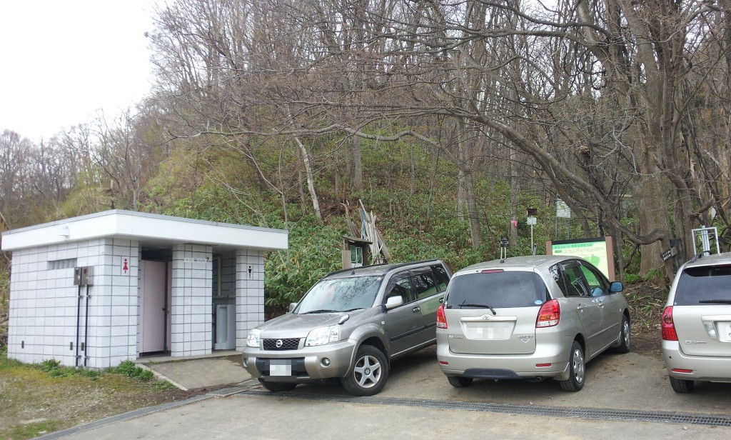 慈啓会病院コース入口 登山道入口にはトイレと駐車場がありました。地元の人なのでしょう沢山の車が停まっていました。