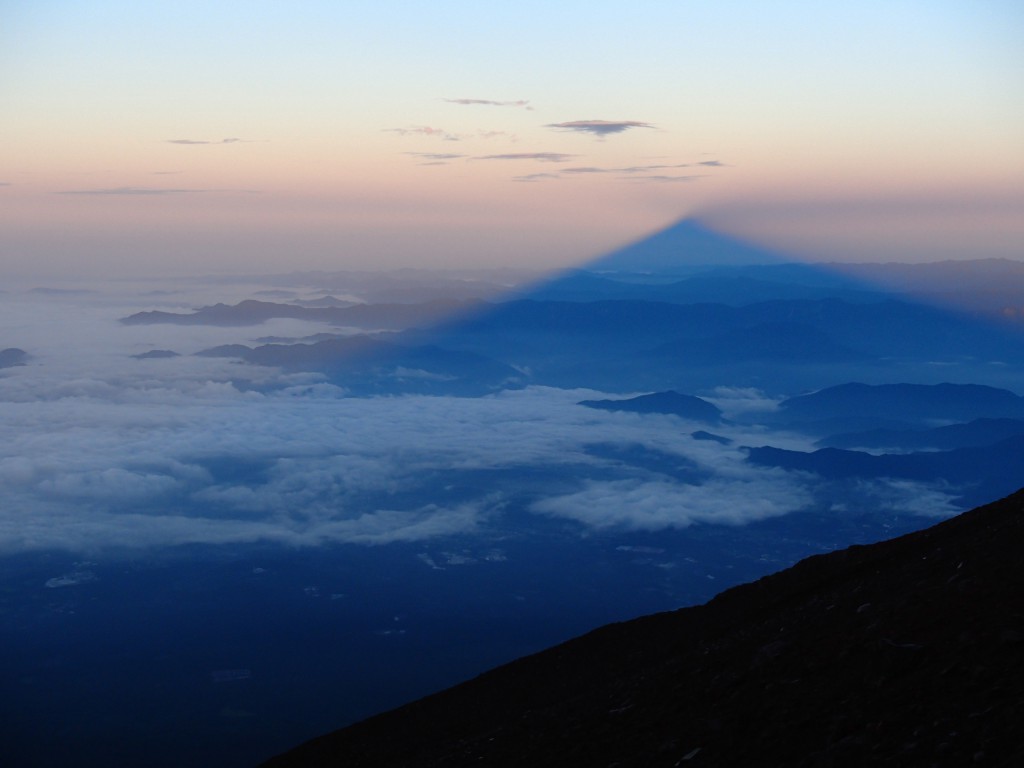 影富士 晴れたときしか見えないらしい影富士。思っていたよりもスケール感がありかなりの満足度。雲でなく空そのものに富士山の影が浮かび上がっているのがなんとも不思議な感じです。
