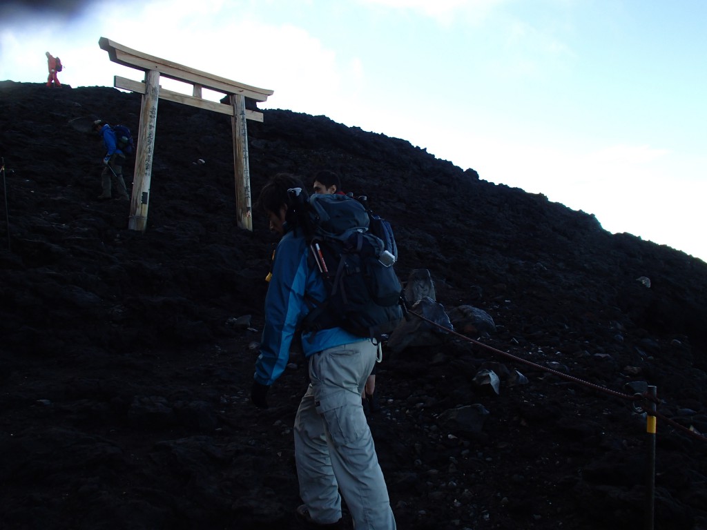 富士宮口　登拝道の最後です。この鳥居をくぐれば富士宮口山頂＝浅間神社奥宮に到着です。