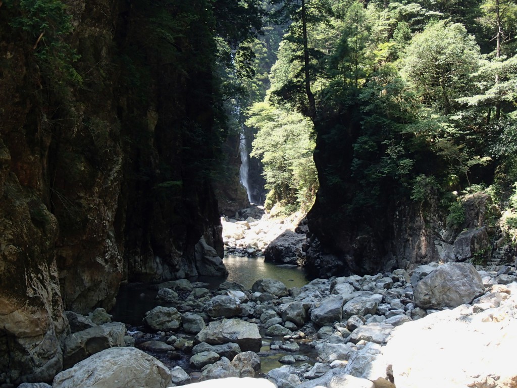 シシ淵　10：50到着 写真で見るよりも奥行きがあります。奥に見えているのはニコニコ滝。