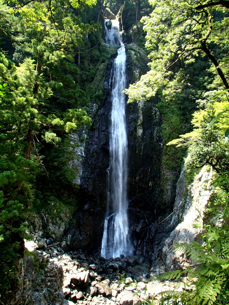 ニコニコ滝展望所　11：15到着 シシ淵からの登りは二重の鎖場がありかなりの危険箇所なんだと気を引き締めて進んできました。そしてニコニコ滝という変な名前に似つかわしくない瀑布です。落差は１００ｍほどのようです。