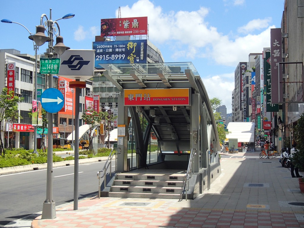 台北MRT　東門駅 小籠包で有名店「鼎泰豊」と中正記念堂の最寄り駅。台北市内はこのような地下鉄網が整備されており、大抵の観光スポットへアクセスすることが出来るのでとても便利。