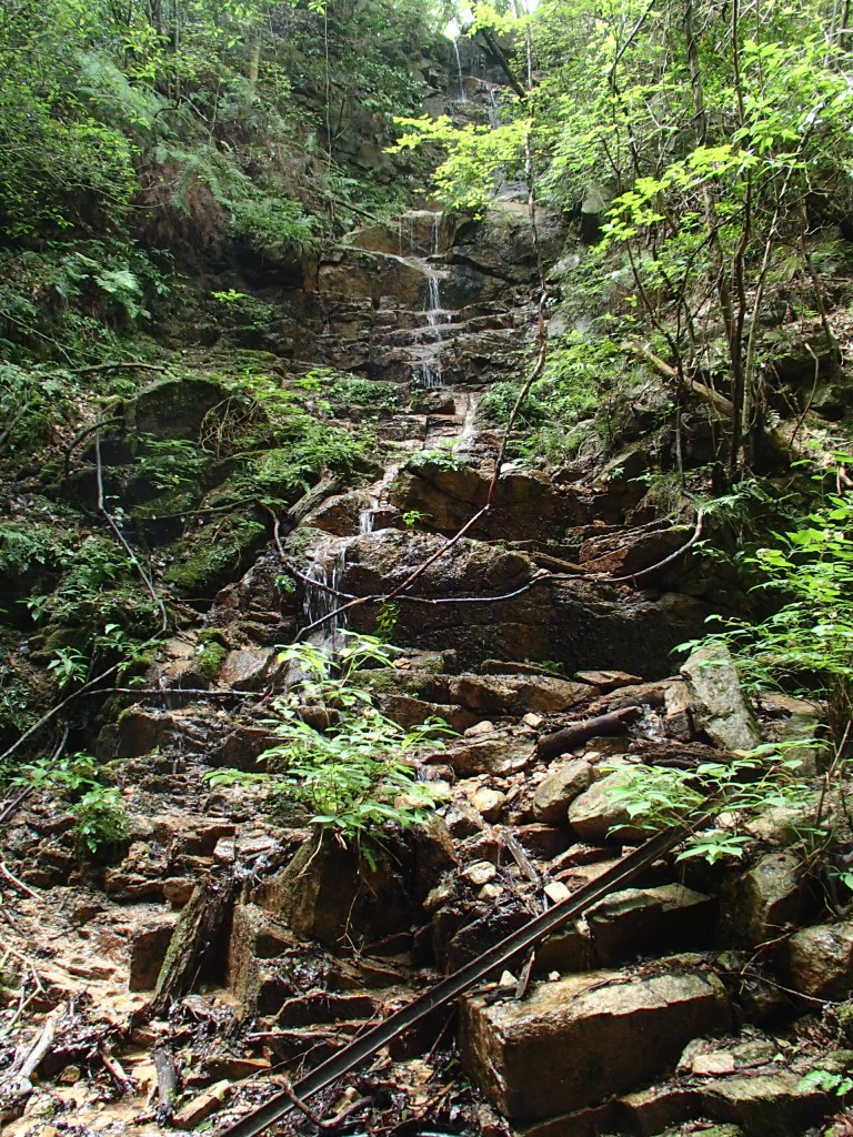 白糸の滝 赤子大滝を過ぎるとすぐに、右手に見事な滝が現れます。