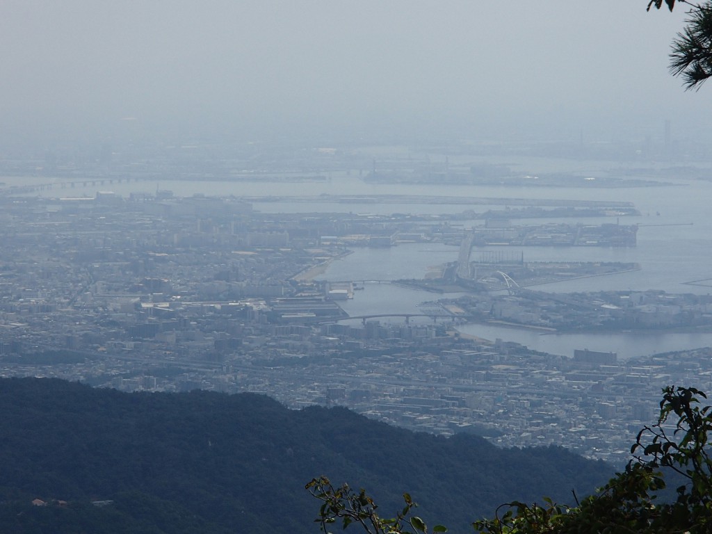 西宮・大阪方面をみるが・・・今日は霞んで見通しが悪い。
