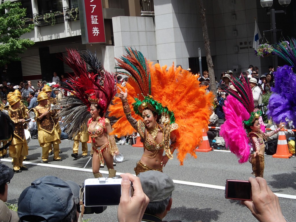 サンバストリート リオデジャネイロと姉妹都市の神戸市。神戸まつりの名物はやはりサンバ、ということで一直線にサンバストリートにやって来ました。写真はG.R.E.S SOL NASCENTEのサンバです。なんか筋肉ムキムキの外国人やドハデな衣装で踊りまくるお姉さんがいい雰囲気出しています。
