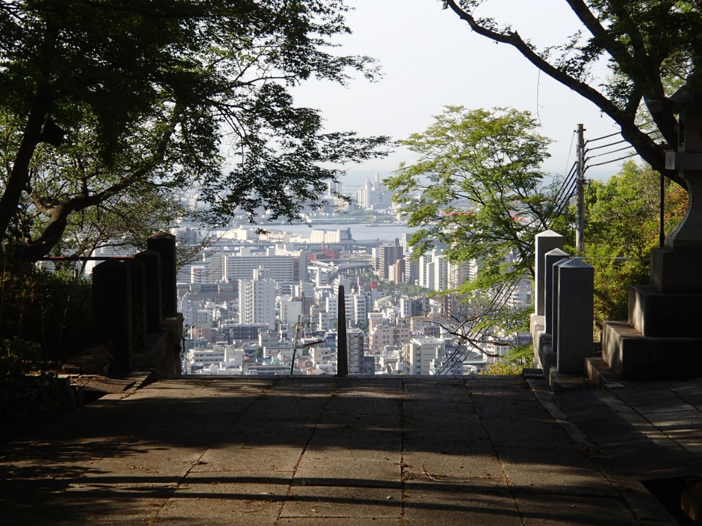 今日は新神戸からスタートしています。摩耶山周辺は縦走路と地蔵谷周辺しか歩いたことがありませんので、今日は学校林道経由で摩耶山を目指します。 熊内八幡神社の境内を抜け上がって、金毘羅山 雷声寺の階段をのぼり神戸市街を振り返ったところです。もうこの時点で結構登っています。