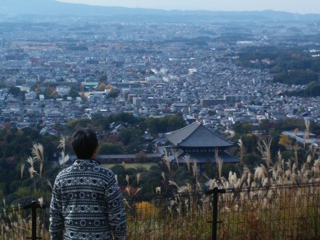 小学校以来の若草山。１重目山頂から奈良市街地を一望できます。ちょうど大仏殿が真下に来るのでココはおススメです。「鹿男あをによし」でよく出てきていた場所です。