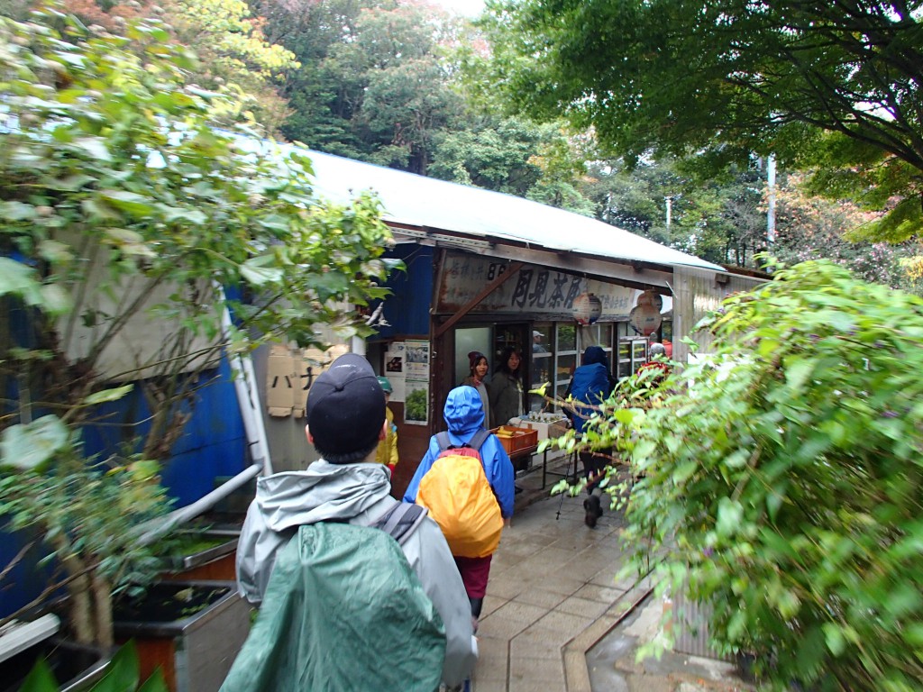 高取山のお茶屋さんまできました。さすがにココまで来ると渋滞はなくなり、ソコソコのペースで歩けるようになります。須磨アルプスが終わり高取山取り付きまではじゅゆ走路からはずれたショートカットルートがあります。抜かしてもいつの間にか前いにる人とかがいてズルイ！とか思ってしまうの・・・少しでもタイムを稼ぐならで下調べをおススメしますｗ。