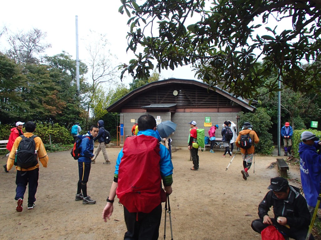 で・・高取山の・トイレ、ここはかなり混雑するようですが早い時間ならこの通り空いています。妙法寺小学校にもトイレはありますので、そっちで済ませておくほうが良いと思います。