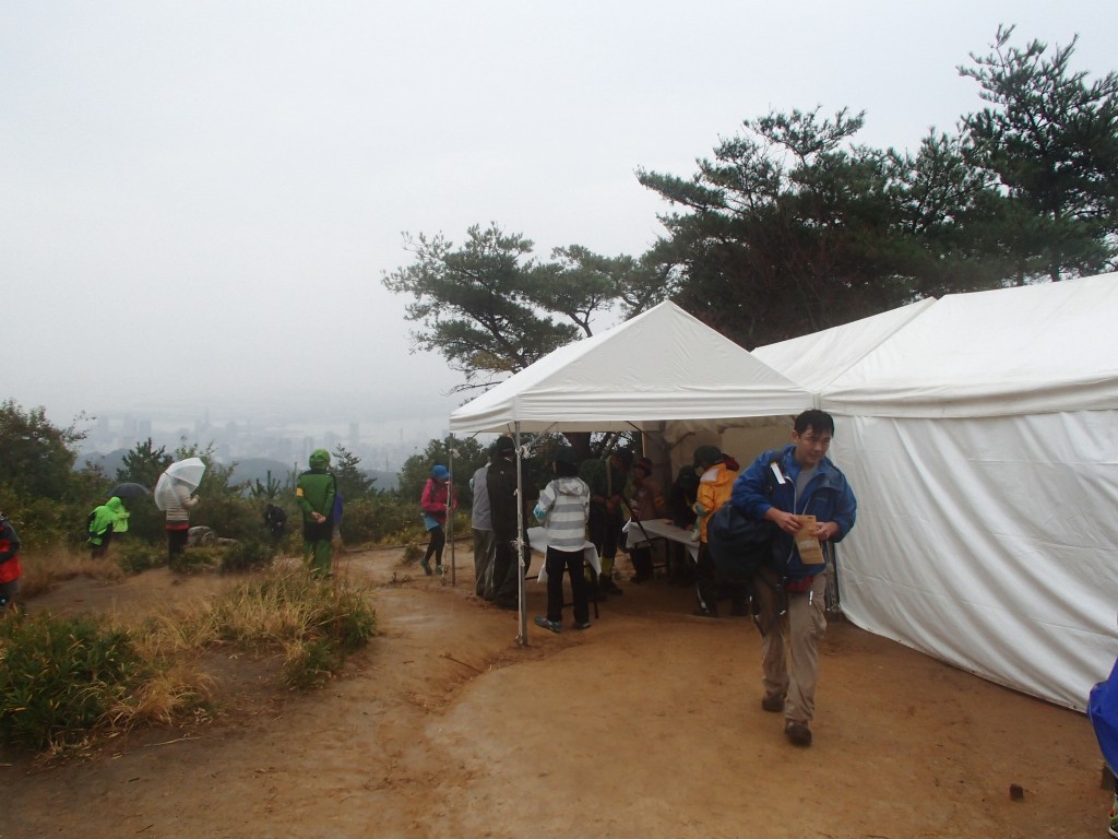 そして前半の山場、菊水山です。登り口から、後続に押し上げられるように20分で山頂まで登り切りました。若ければ休憩なしでドンドン上がっても大丈夫でしょうが、３０代以降にはかなりキツイと思います。なので所々端っこによって休憩入れながら登ることをおススメします。そうでもしないと脚が攣りそうになること間違いないです。また、ここは多くの参加者がご飯食べたり休憩したりと思い思いに過ごしていました。スタートしてから約4時間、大休止にはちょうど良いポイントです。