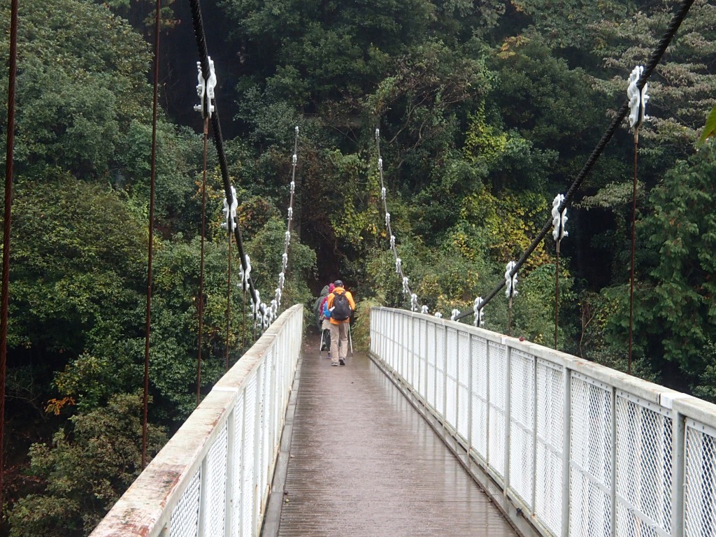 天王吊橋を渡りきったら・・・修行のように鍋蓋山に登っていきます。さっき下った分をそっくり登り返すことになるので大変です。菊水山頂～鍋蓋山頂までは普通に歩ければ３０分程度ですが、菊水山で疲れtが大分たまっているころなので取り付き前で水分＆塩分補給と５分程度の休憩を摂ることをおススメ。ここだけの話・・・私も菊水山のダメージで脚が攣りかけていましたｗｗｗ。オニギリを２個食べてスポーツドリンク飲んで体力回復！パワー復活！と自分言い聞かせていました。