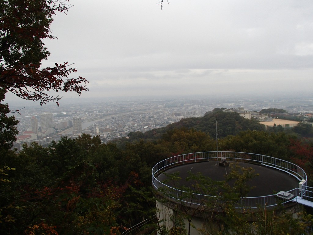 このは塩尾寺からすこし下った絶景ポイント。夜景なら感動的ですけど、どんより曇り空なのですぐにパス。この横の階段から下るとちょっとショートカット、もちろん私は使います。