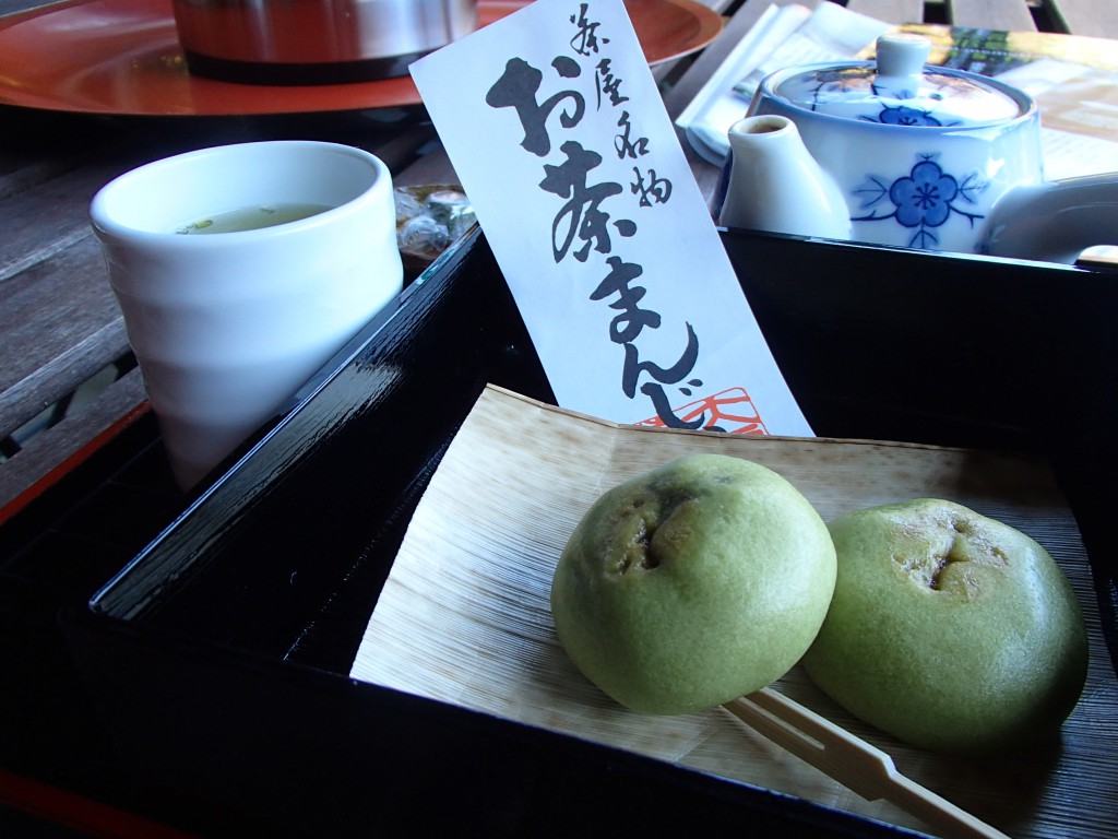 最後に神戸唯一の茶園、静香園によってみた。お茶まんじゅう (゜д゜)ウマーです、しかも温かい。お茶は雁が音茶でポット付きで3杯くらいはおかわりできます、こっちも甘くて (゜д゜)ウマー　・・・　静香園かなりおすすめです。