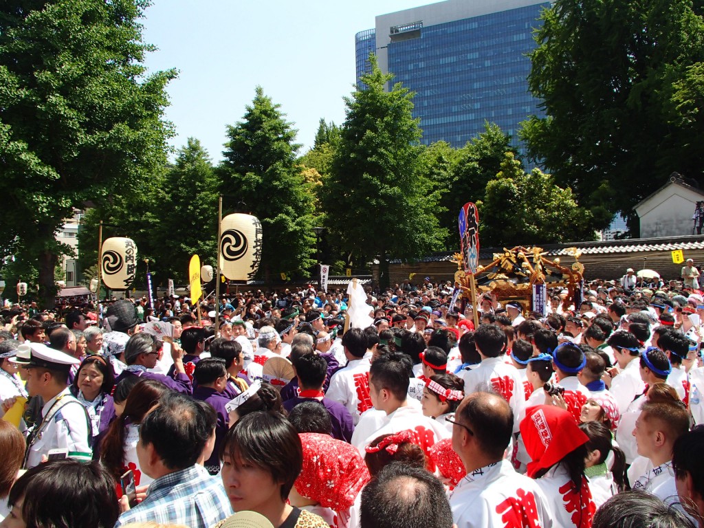 中央本線お茶の水駅でおりてみると、ビビるほどの人ごみではない。祇園さんだと阪急京都線も通勤時間帯かと思えるほどの人手なんだけど、それほどでもない。とはいえ秋葉原からも来れるし、客足が分散しているのか？と思う。すぐに人の流れについていってみると神田明神手前でいきなり動けなくなる。