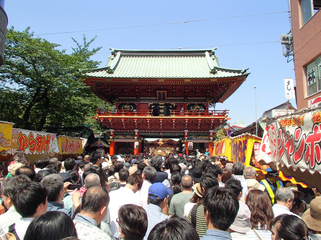 ビルの谷間にある参道へ強引に進んでいくと神輿と見物客が同時に押し寄せている感じで、とんでもない熱気になっている。しかし神田明神自体は結構狭い。タイムテーブル？を確認してみると次々と各町内会連合の神輿が時間差でやってくるので、いついっても宮入りは見ることができるようだ。