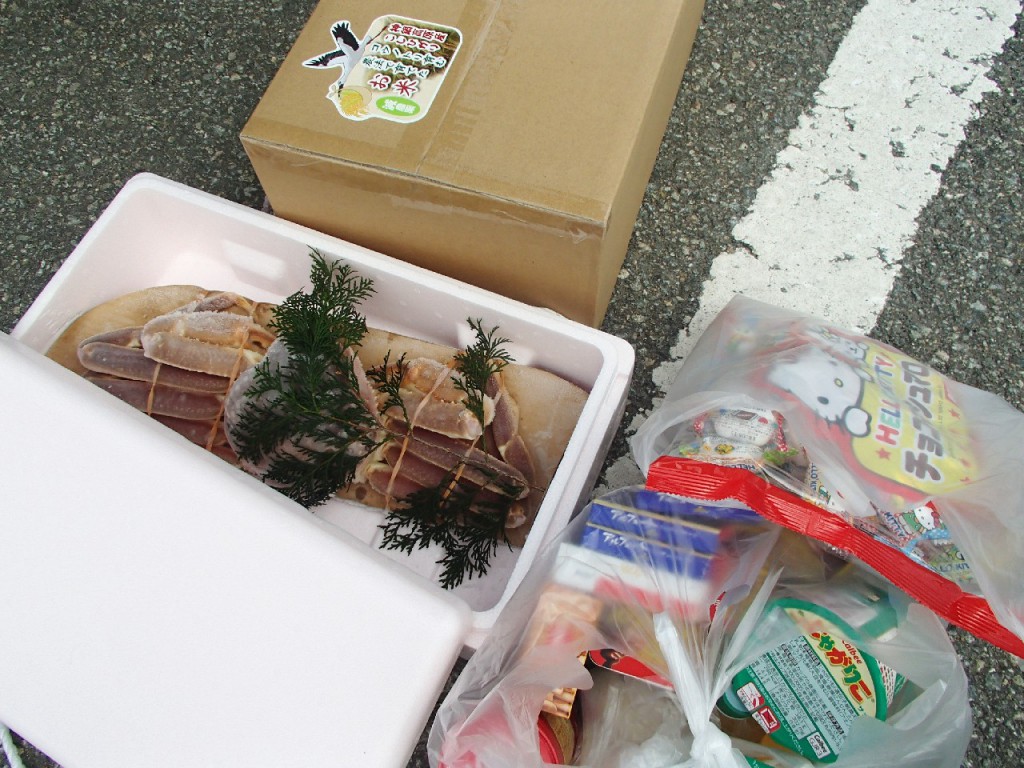 2015-16　万場＆オクカン感謝祭 松葉ガニは万場でゲット、米１０キロはオクカンでゲット。お菓子はそれぞれから貰いましたｗ。スキーにやってきて帰りには両手で抱えきれないお土産を持ち帰ってきました。